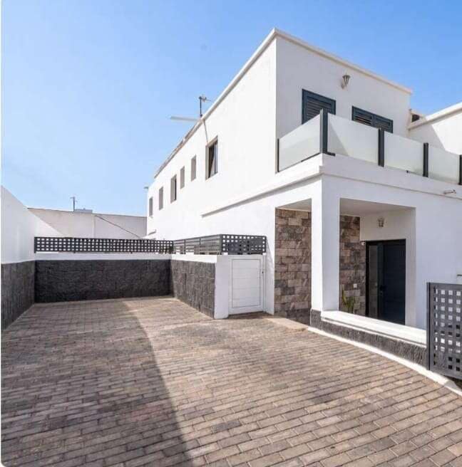 4 slaapkamer Halfvrijstaande villa te koop in Tahiche met garage - € 440.000 (Ref: 10148218)