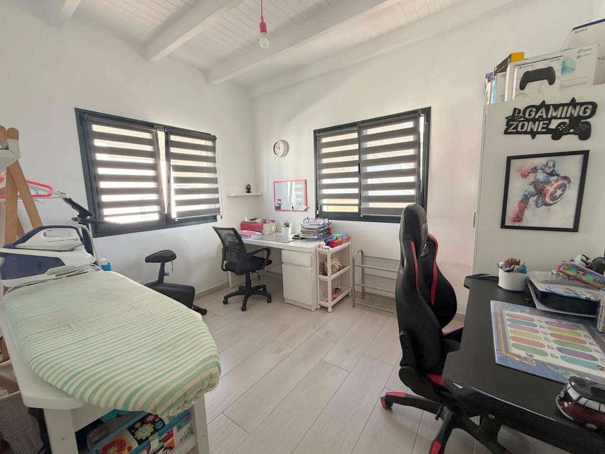 4 slaapkamer Halfvrijstaande villa te koop in Tahiche met garage - € 440.000 (Ref: 10148218)