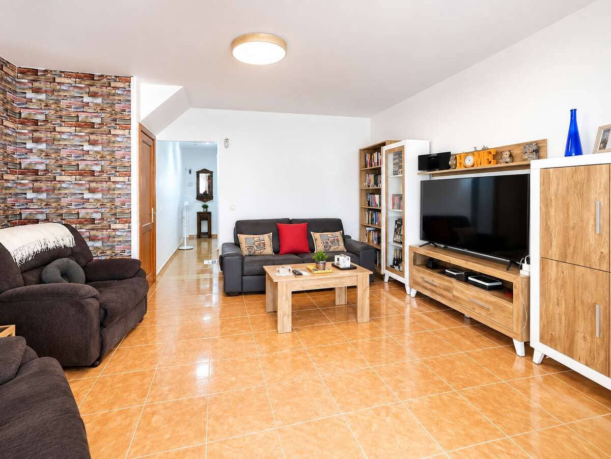 3 bedroom Semi-detached Villa for sale in Arrecife with garage - € 249,000 (Ref: 10164018)