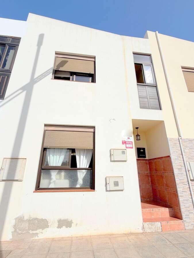 3 bedroom Semi-detached Villa for sale in Arrecife - € 245,000 (Ref: 10164019)