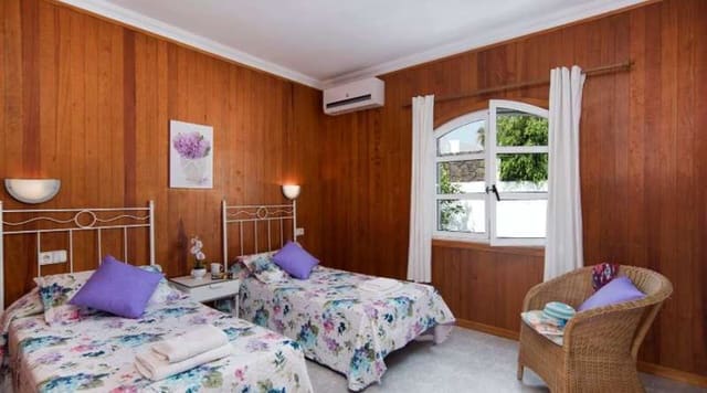 4 soveværelse Villa til salg i Puerto del Carmen, Tías med swimmingpool garage - € 1.300.000 (Ref: 6327710)