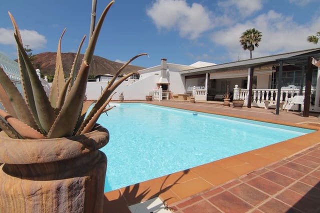 5 soveværelse Villa til salg i Playa Blanca, Yaiza med swimmingpool garage - € 950.000 (Ref: 7033005)