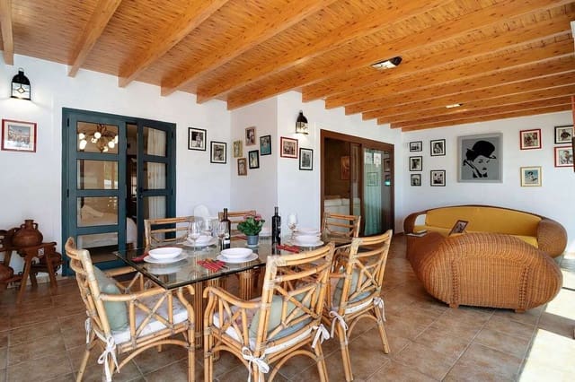 3 slaapkamer Villa te koop in Playa Blanca, Yaiza met zwembad garage - € 650.000 (Ref: 7834228)