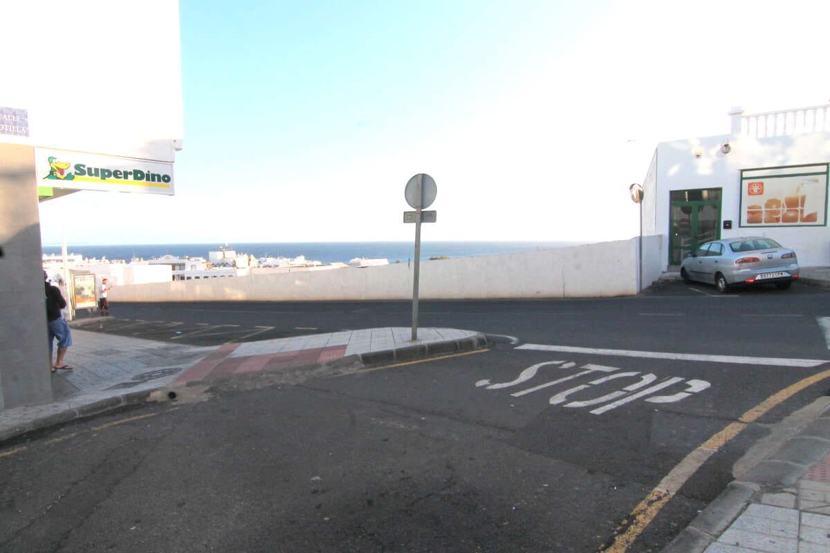 Commercial for sale in Puerto del Carmen - € 420,000 (Ref: 8116742)