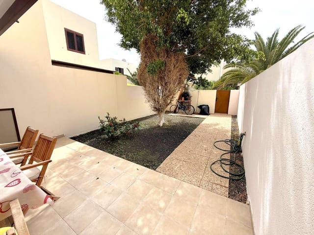3 quarto Moradia Geminada para venda em Costa Teguise, Teguise com garagem - 393 000 € (Ref: 9300350)