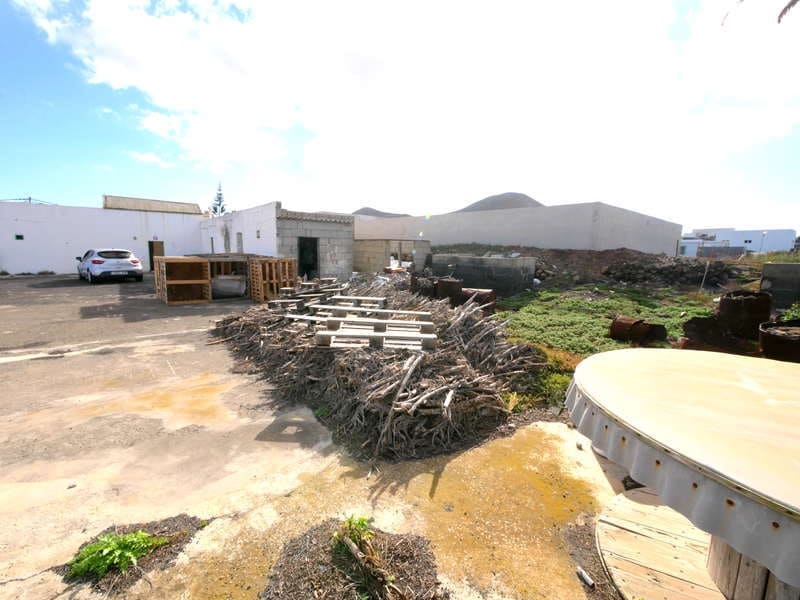 5 bedroom Finca/Country House for sale in Tinajo - € 450,000 (Ref: 9382031)