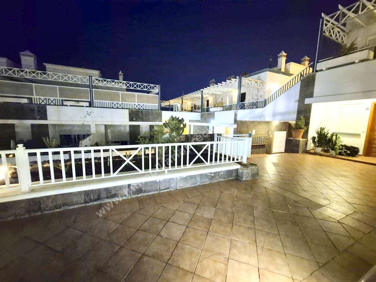2 soveværelse Lejlighed til salg i Puerto del Carmen med swimmingpool garage - € 350.000 (Ref: 9421810)