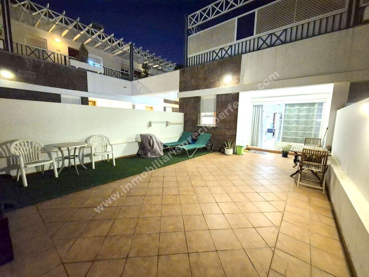 2 soveværelse Lejlighed til salg i Puerto del Carmen med swimmingpool garage - € 350.000 (Ref: 9421810)