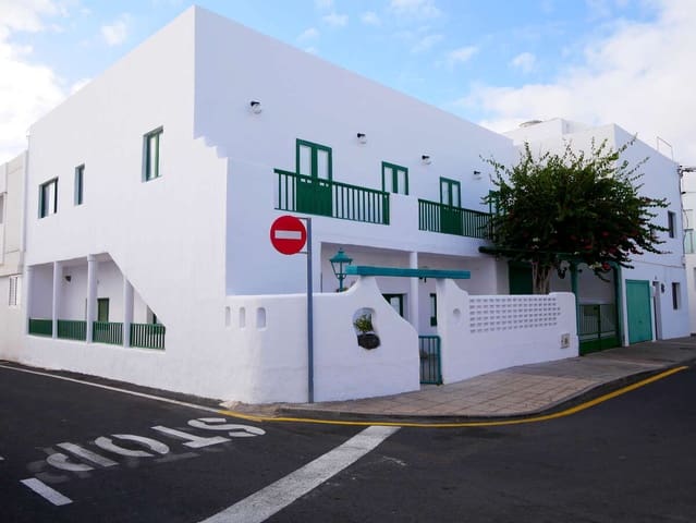 6 bedroom Finca/Country House for sale in Punta Mujeres, Haría with garage - € 450,000 (Ref: 9573710)