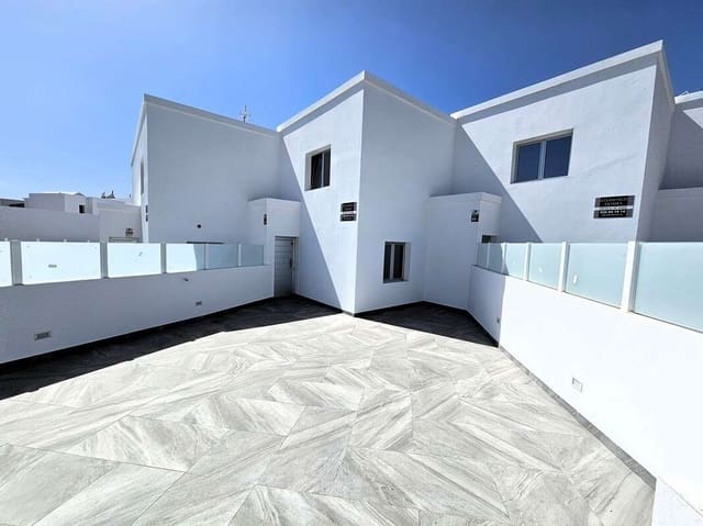 3 soveværelse Semi-Rækkehus til salg i Puerto del Carmen, Tías med garage - € 585.000 (Ref: 9575468)