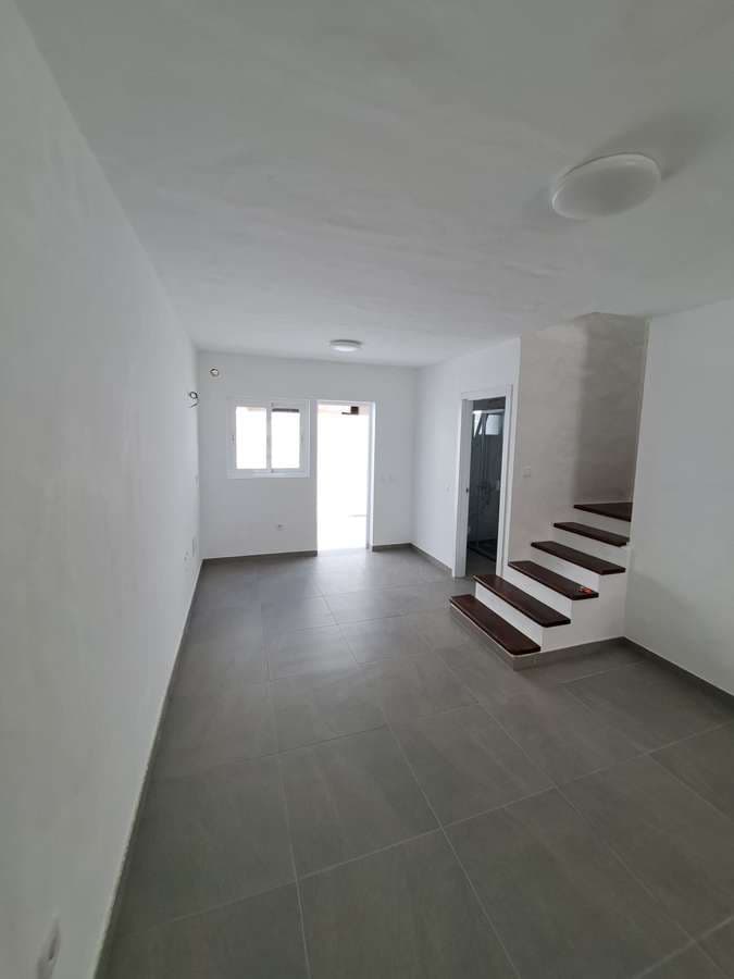 3 slaapkamer Halfvrijstaande villa te koop in Puerto del Carmen met garage - € 400.000 (Ref: 9610698)