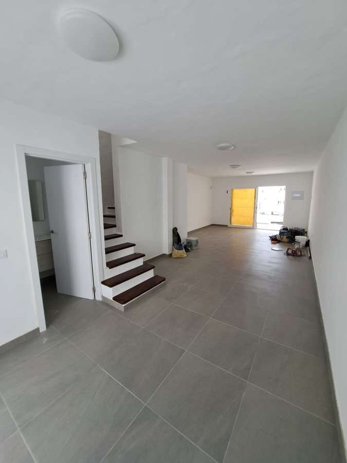 3 slaapkamer Halfvrijstaande villa te koop in Puerto del Carmen met garage - € 400.000 (Ref: 9610698)