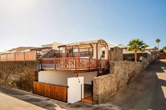 Chalet de 4 habitaciones en Playa Blanca, Yaiza en venta con piscina garaje - 790.000 € (Ref: 9633709)