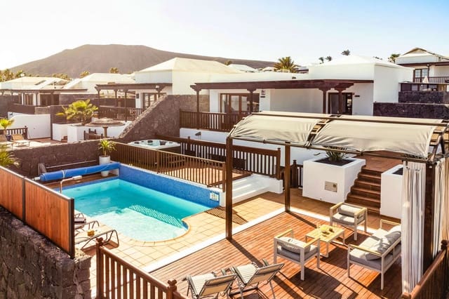 Chalet de 4 habitaciones en Playa Blanca, Yaiza en venta con piscina garaje - 790.000 € (Ref: 9633709)