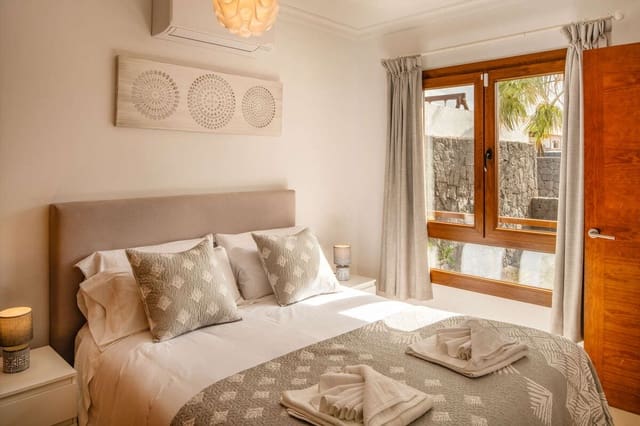 Chalet de 4 habitaciones en Playa Blanca, Yaiza en venta con piscina garaje - 790.000 € (Ref: 9633709)