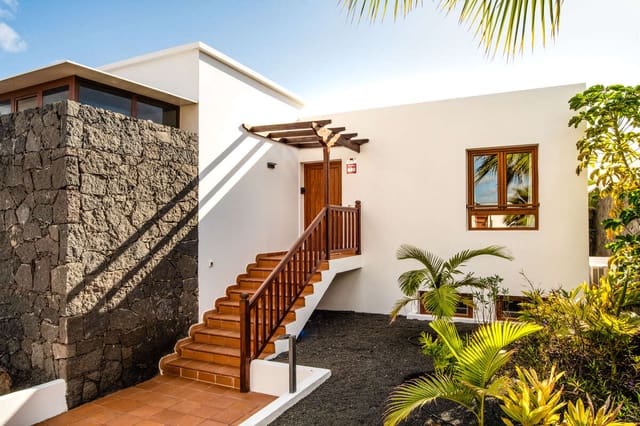 Chalet de 4 habitaciones en Playa Blanca, Yaiza en venta con piscina garaje - 790.000 € (Ref: 9633709)