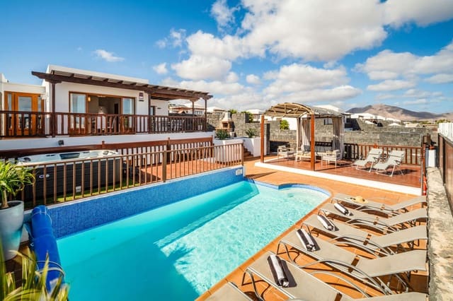 Chalet de 4 habitaciones en Playa Blanca, Yaiza en venta con piscina garaje - 790.000 € (Ref: 9633709)