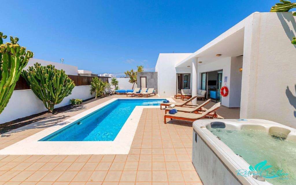5 bedroom Villa for sale in Playa Blanca with pool - € 750,000 (Ref: 9658169)