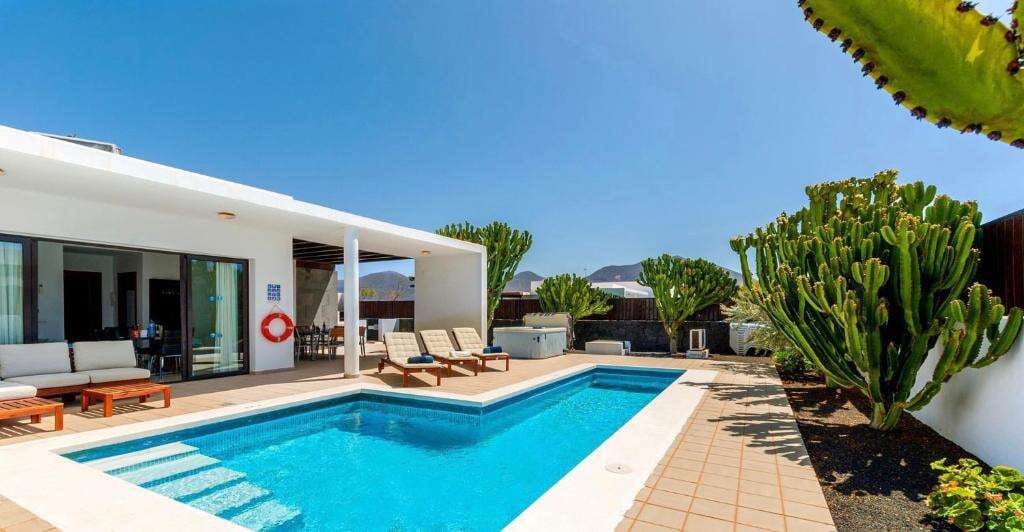 5 bedroom Villa for sale in Playa Blanca with pool - € 750,000 (Ref: 9658169)