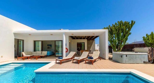 Chalet de 5 habitaciones en Playa Blanca, Yaiza en venta con piscina - 750.000 € (Ref: 9658169)