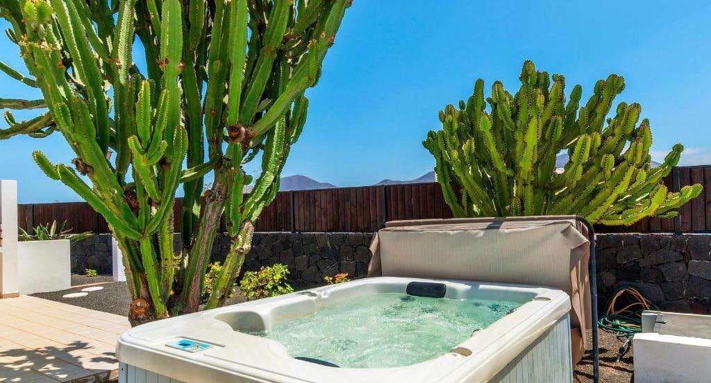 5 bedroom Villa for sale in Playa Blanca with pool - € 750,000 (Ref: 9658169)