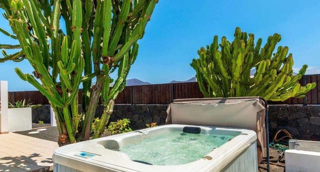 Chalet de 5 habitaciones en Playa Blanca, Yaiza en venta con piscina - 750.000 € (Ref: 9658169)