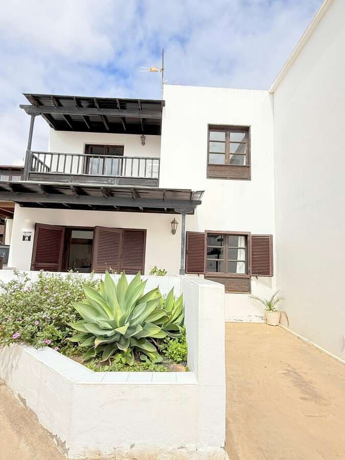 3 sovrum Semi-fristående Villa till salu i Costa Teguise med garage - 375 000 € (Ref: 9673726)