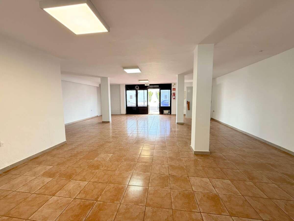 Commercial for rent in Puerto del Carmen - € 2,000 (Ref: 9697953)