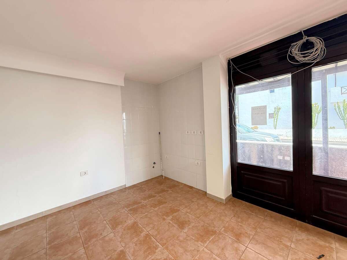 Commercial for rent in Puerto del Carmen - € 2,000 (Ref: 9697953)