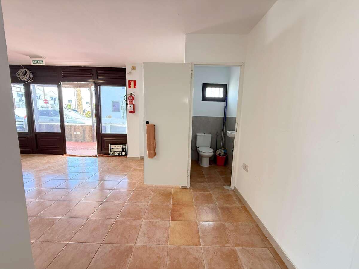 Commercial for rent in Puerto del Carmen - € 2,000 (Ref: 9697953)