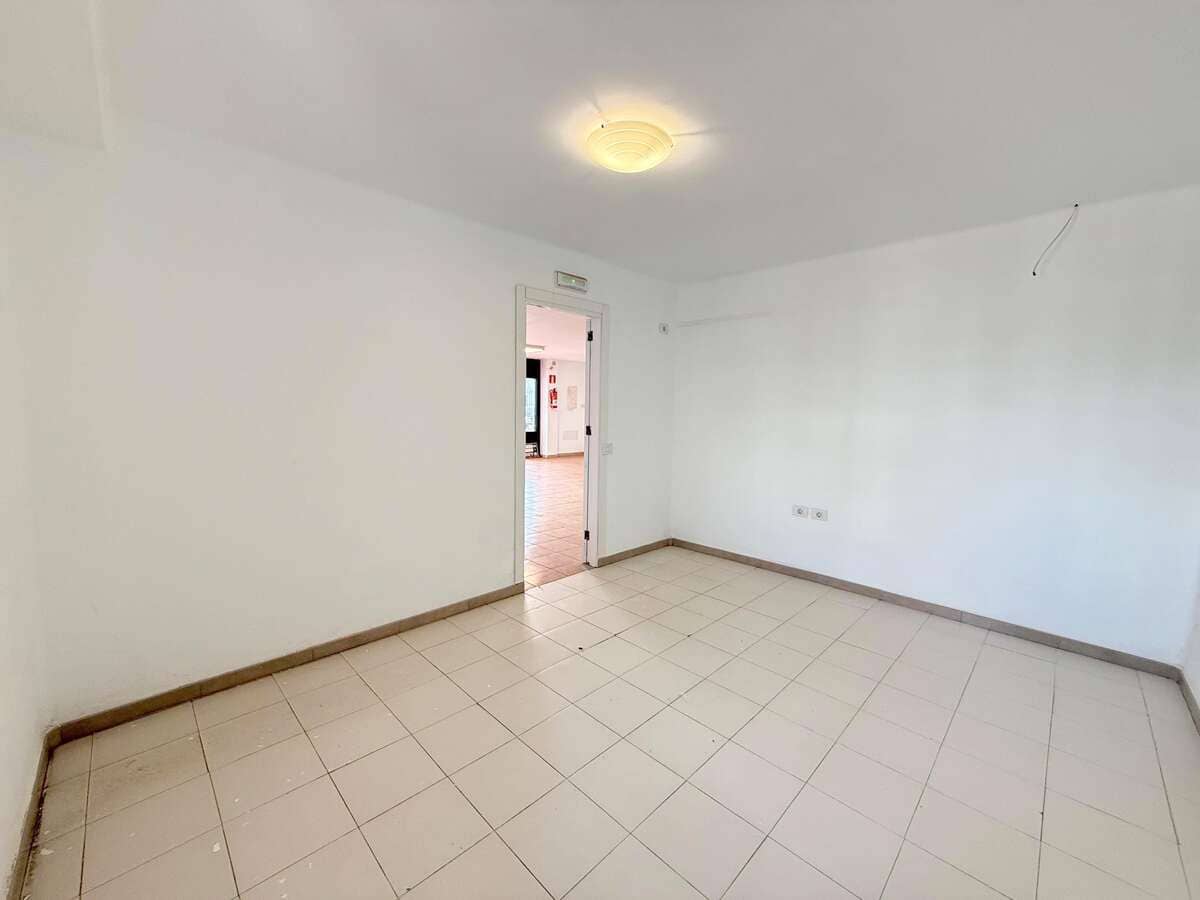 Commercial for rent in Puerto del Carmen - € 2,000 (Ref: 9697953)