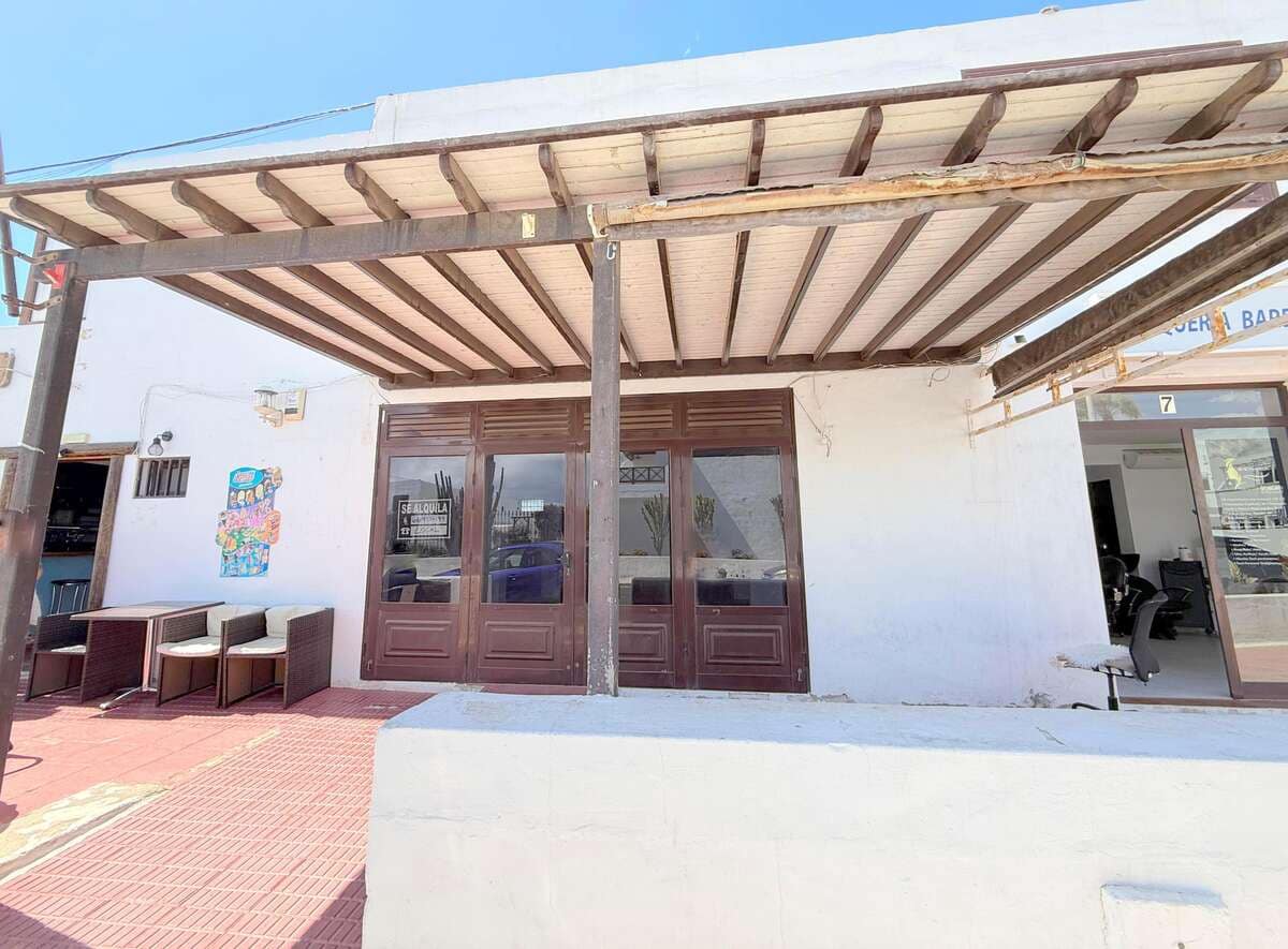 Commercial for rent in Puerto del Carmen - € 2,000 (Ref: 9697953)