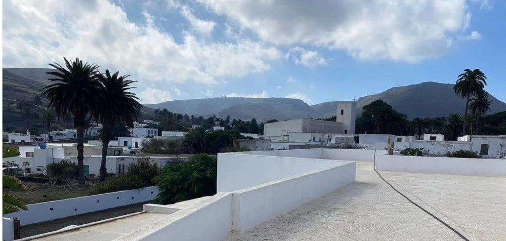 6 bedroom Finca/Country House for sale in Haria with garage - € 798,000 (Ref: 9700364)