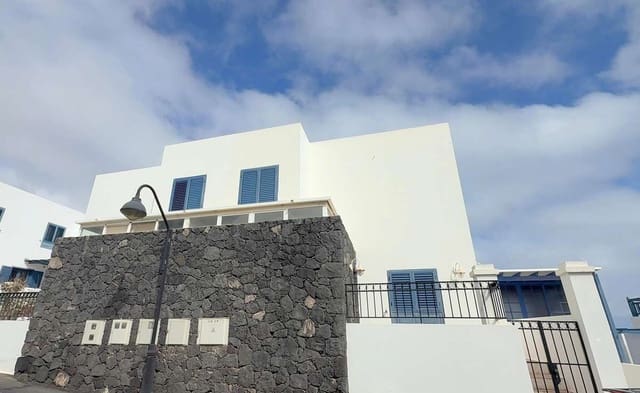 4 bedroom Finca/Country House for rent in Arrecife with garage - € 1,800 (Ref: 9714396)