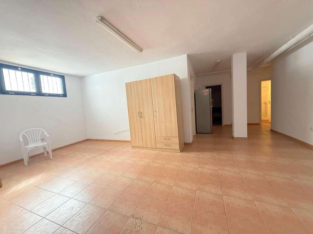 4 bedroom Finca/Country House for rent in Arrecife with garage - € 1,800 (Ref: 9714396)