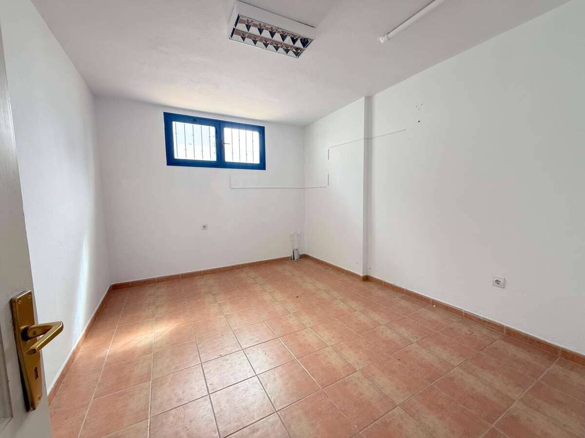 4 bedroom Finca/Country House for rent in Arrecife with garage - € 1,800 (Ref: 9714396)