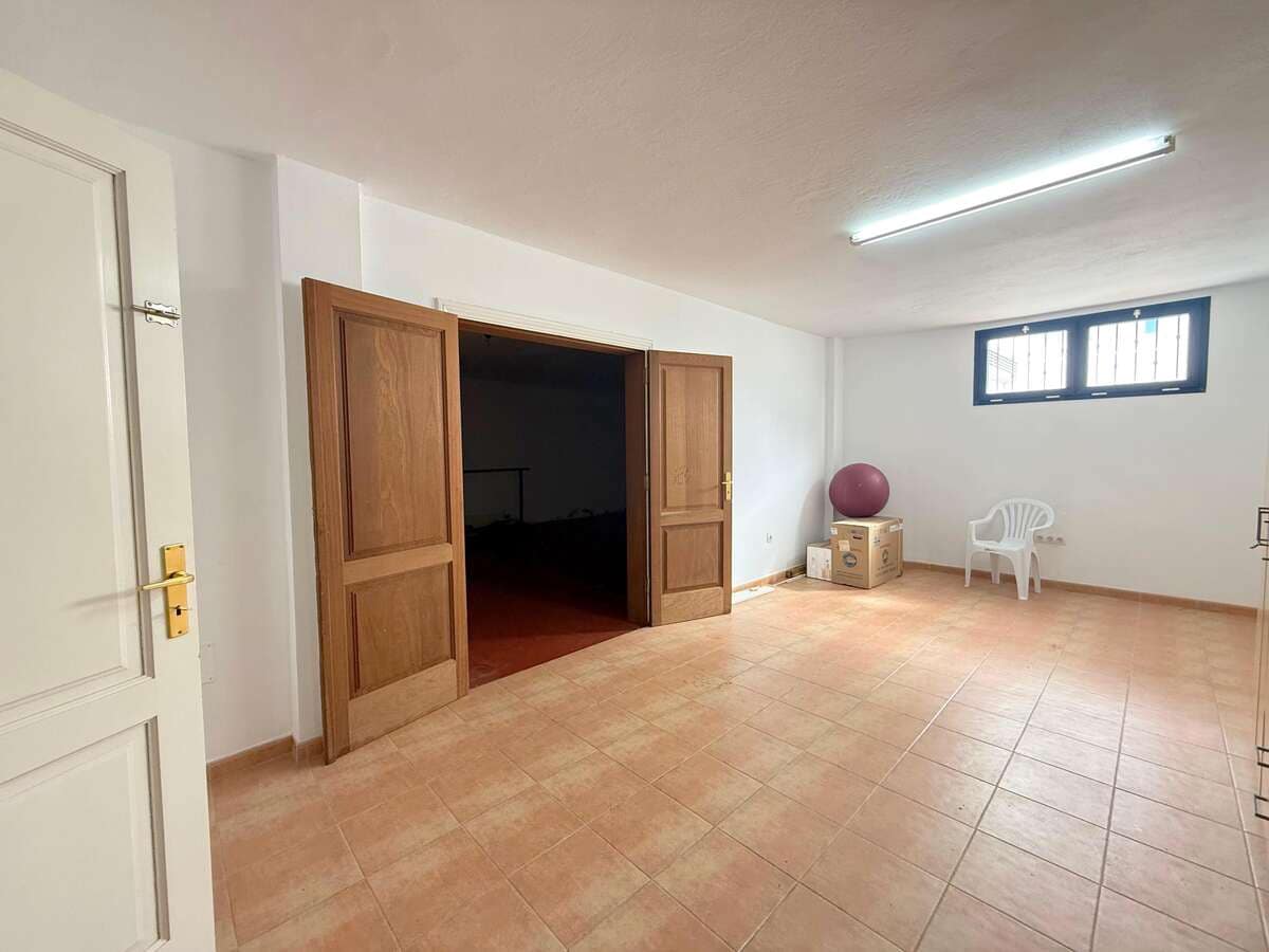 4 bedroom Finca/Country House for rent in Arrecife with garage - € 1,800 (Ref: 9714396)