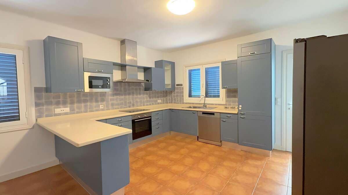 4 bedroom Finca/Country House for rent in Arrecife with garage - € 1,800 (Ref: 9714396)