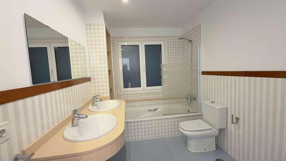 4 bedroom Finca/Country House for rent in Arrecife with garage - € 1,800 (Ref: 9714396)