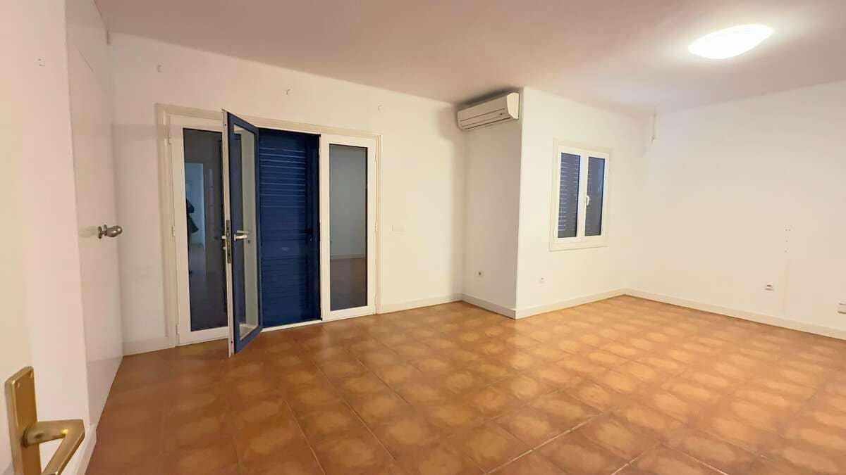 4 bedroom Finca/Country House for rent in Arrecife with garage - € 1,800 (Ref: 9714396)