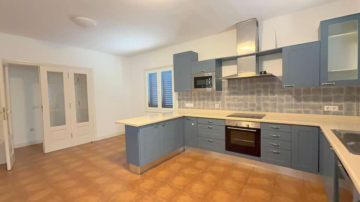 4 bedroom Finca/Country House for rent in Arrecife with garage - € 1,800 (Ref: 9714396)