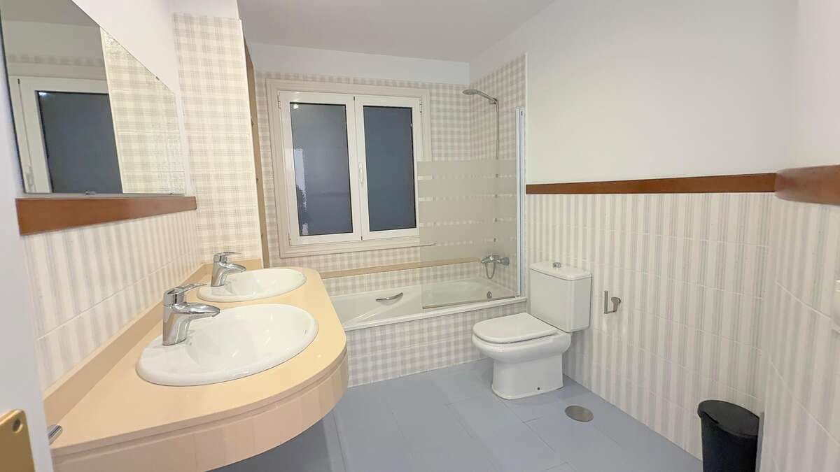 4 bedroom Finca/Country House for rent in Arrecife with garage - € 1,800 (Ref: 9714396)