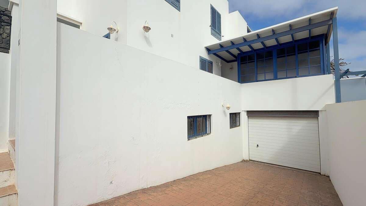 4 bedroom Finca/Country House for rent in Arrecife with garage - € 1,800 (Ref: 9714396)