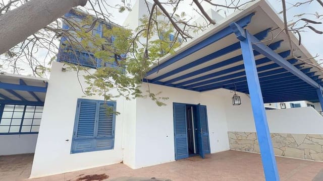 4 bedroom Finca/Country House for rent in Arrecife with garage - € 1,800 (Ref: 9714396)