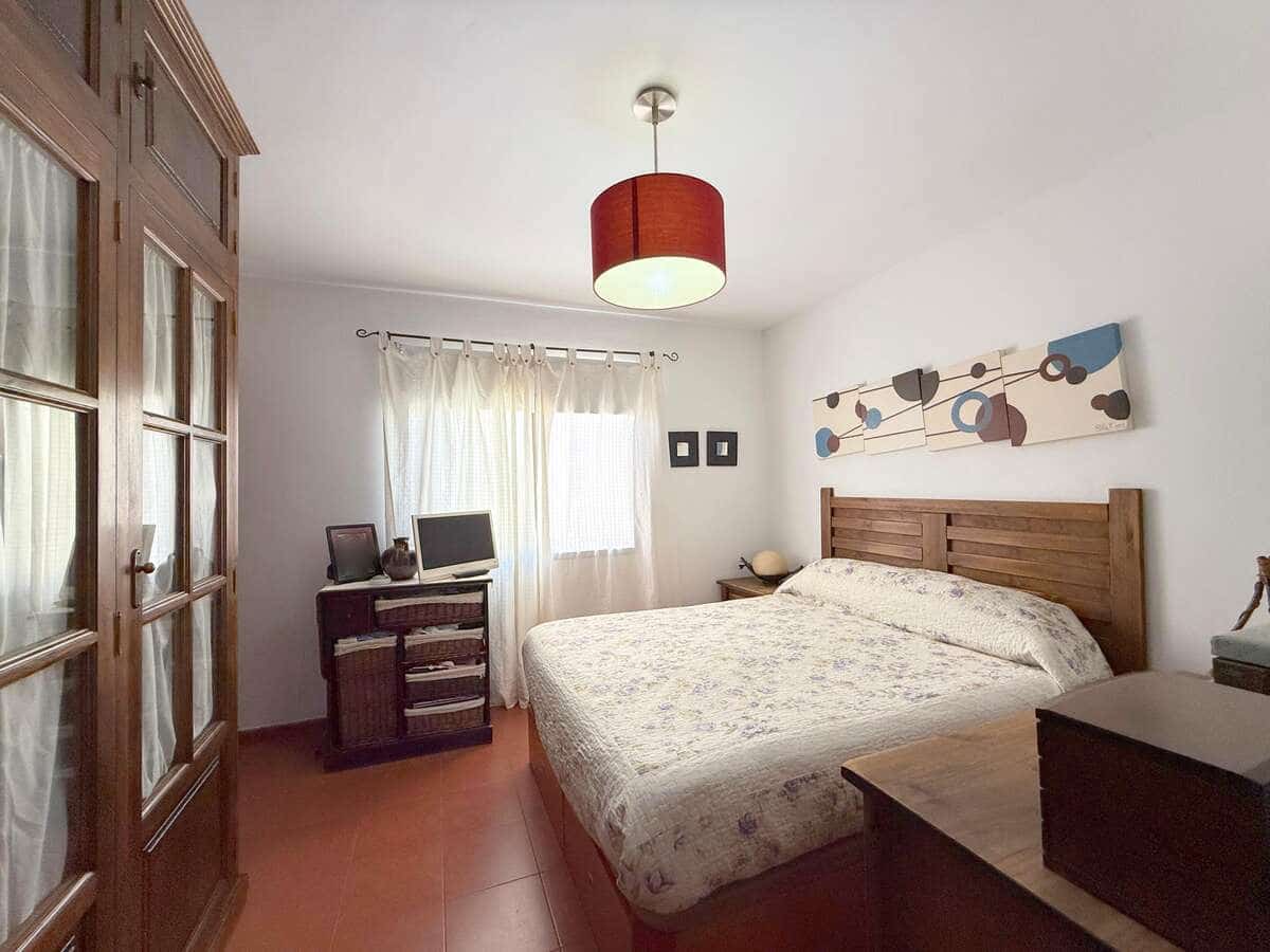 3 bedroom Semi-detached Villa for sale in Arrecife with garage - € 235,000 (Ref: 9726258)