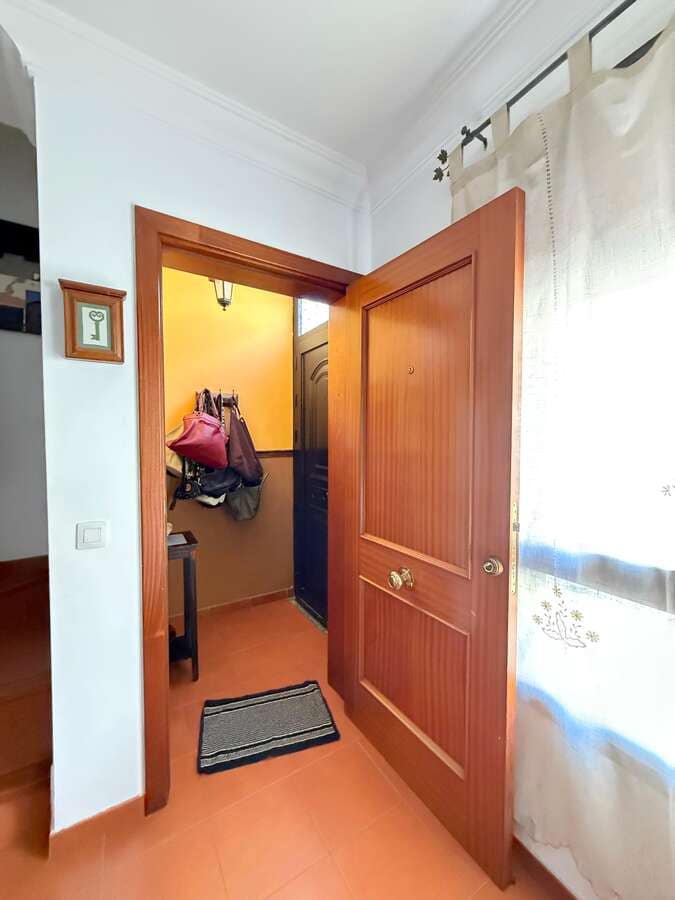 3 bedroom Semi-detached Villa for sale in Arrecife with garage - € 235,000 (Ref: 9726258)