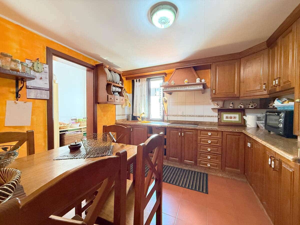 3 bedroom Semi-detached Villa for sale in Arrecife with garage - € 235,000 (Ref: 9726258)