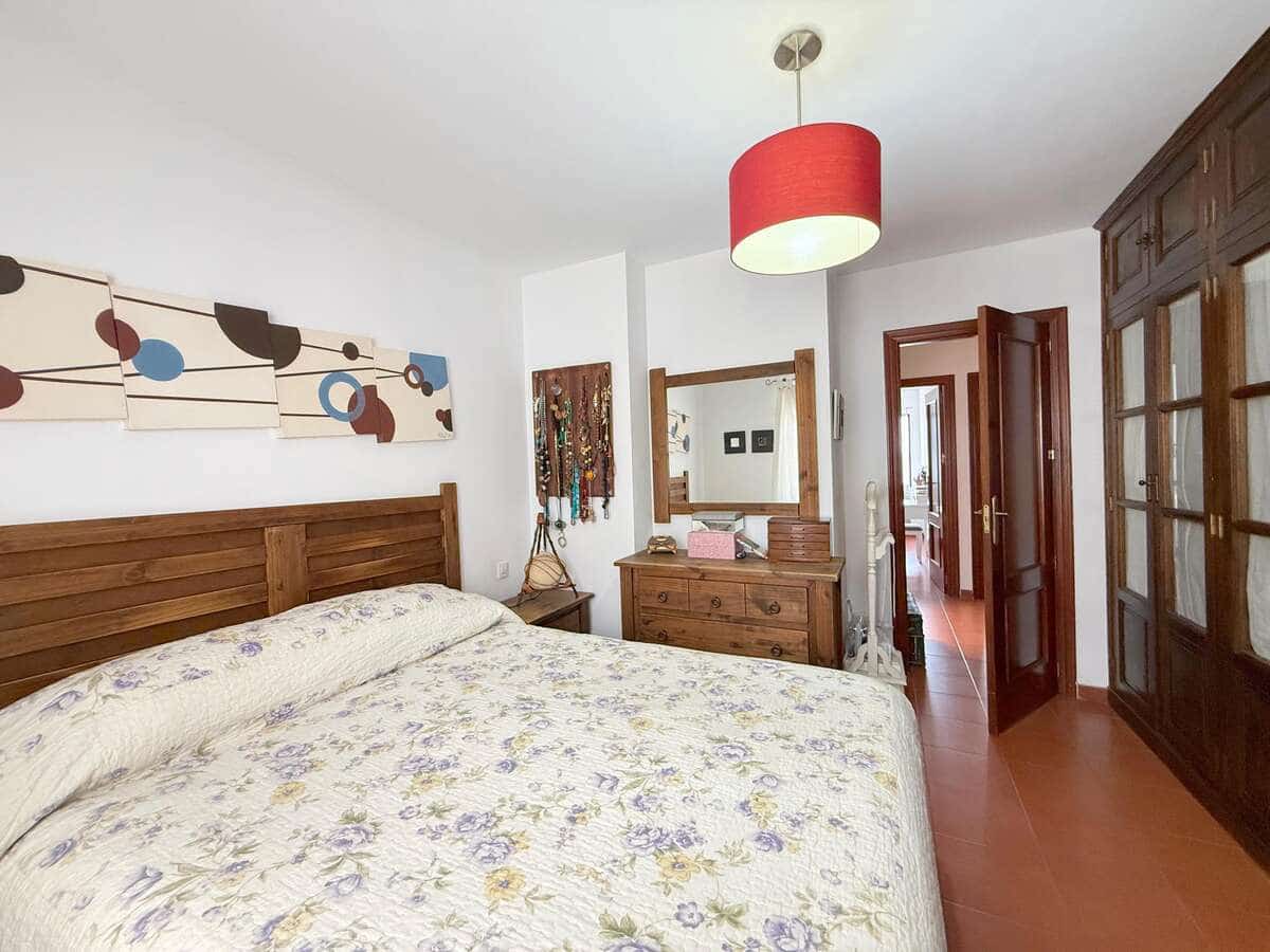 3 bedroom Semi-detached Villa for sale in Arrecife with garage - € 235,000 (Ref: 9726258)