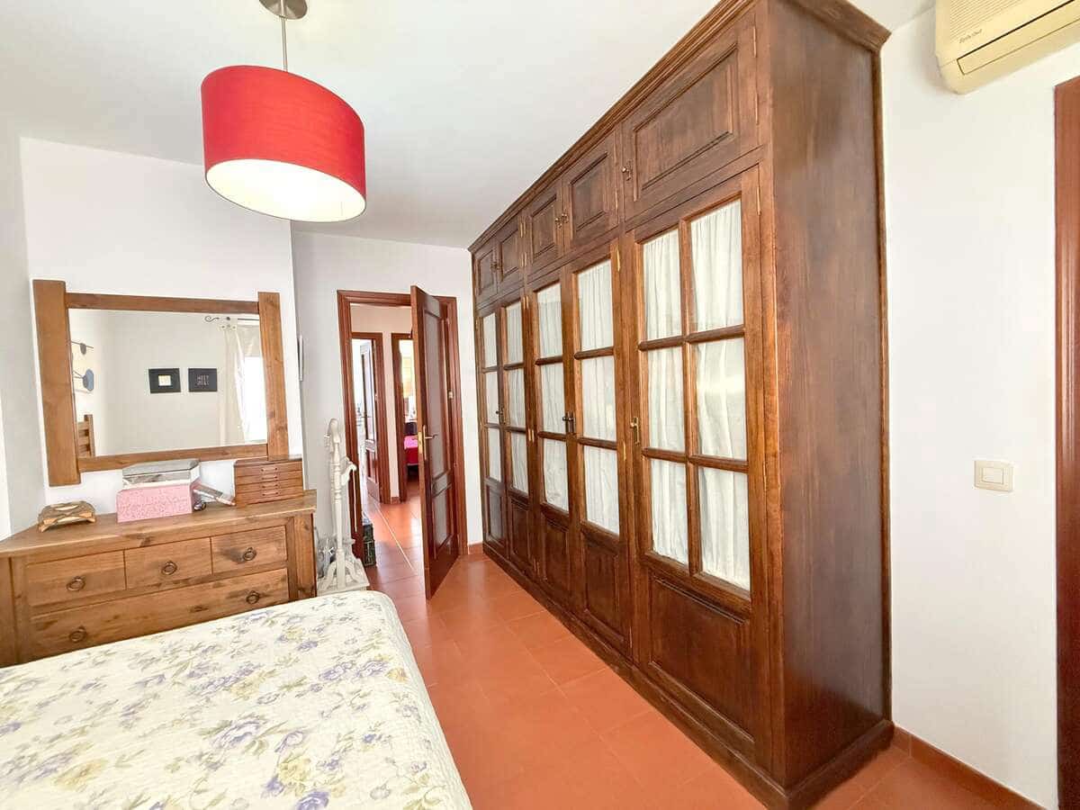 3 bedroom Semi-detached Villa for sale in Arrecife with garage - € 235,000 (Ref: 9726258)