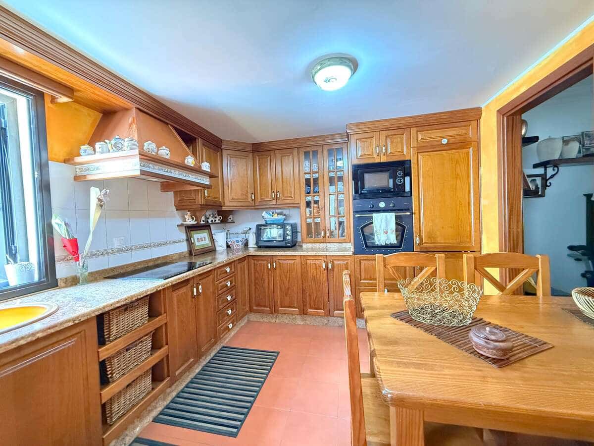 3 bedroom Semi-detached Villa for sale in Arrecife with garage - € 235,000 (Ref: 9726258)